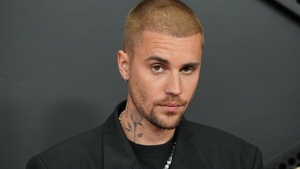 Justin Bieber, apariție controversată la Premiile Grammy 2026! Artistul a urcat pe scenă fără haine pe el