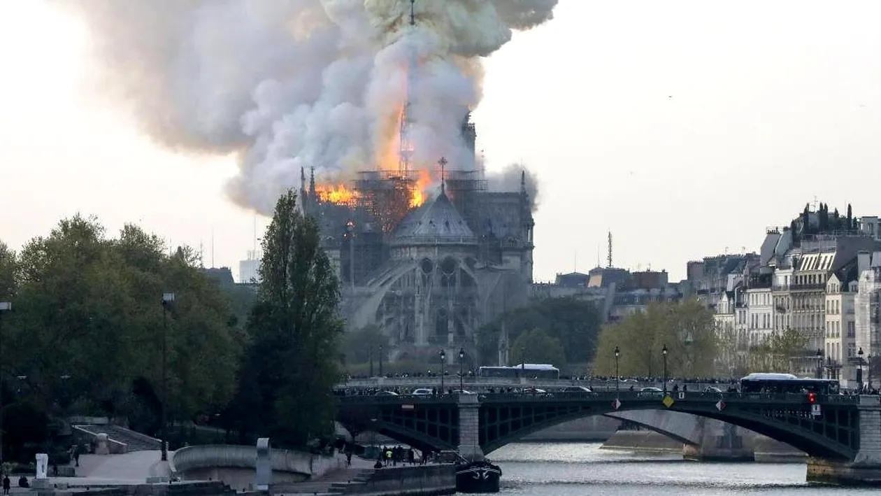 Catedrala Notre-Dame din Paris, în flăcări. Emmanuel Macron a ajuns la fața locului