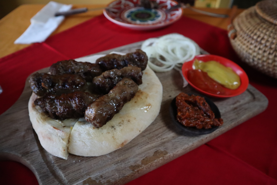 Asa arata o portie de mici in Bali
