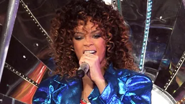 Rihanna continua sa socheze! Vezi cu ce cantaret faimos s-a sarutat!