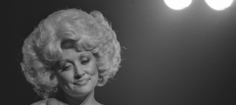 Cine a fost adevărata Jolene. Povestea din spatele piesei lui Dolly Parton, care a ajuns din nou pe primul loc după moartea artistei