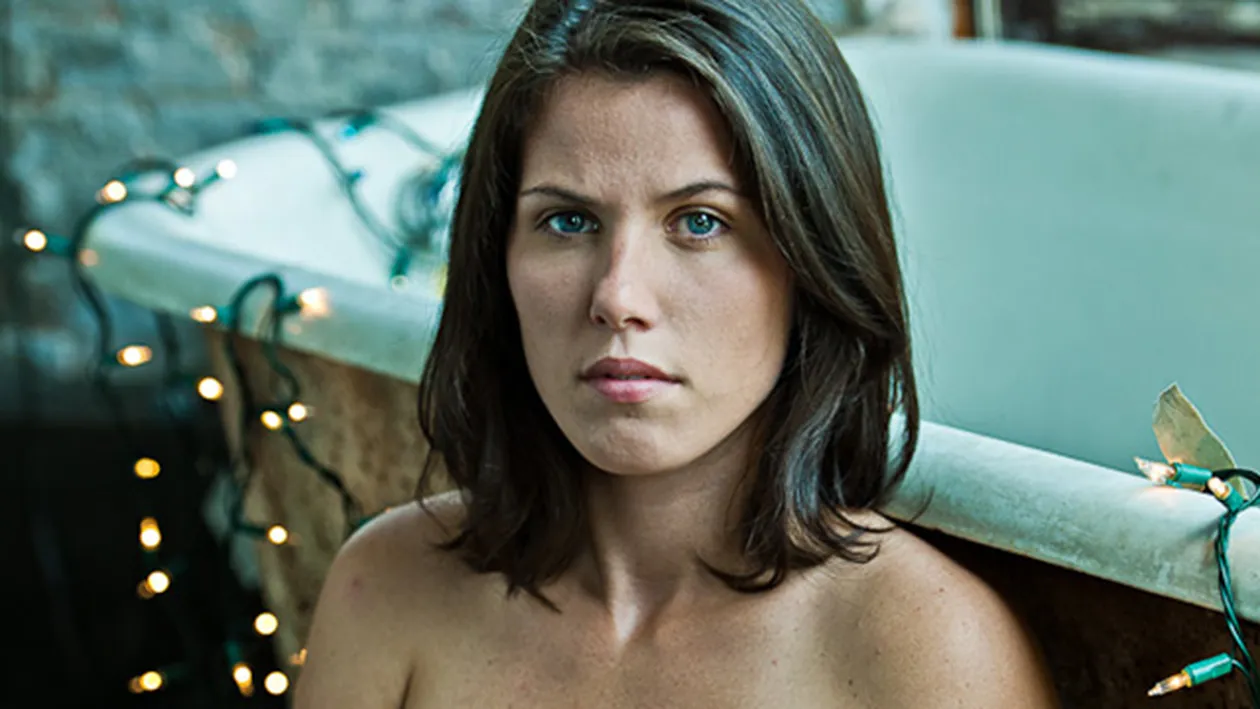 Coşmarul oricărei femei în imagini! Un fotograf a surprins zeci de tinere după ce au fost operate de cancer mamar!