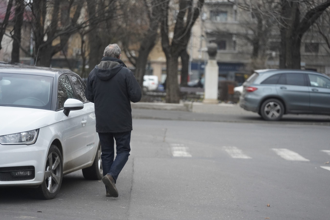 Ilie Șerbănescu se întoarce acasă, după ce a rezolvat cu gunoiul (Foto: CANCAN.RO)