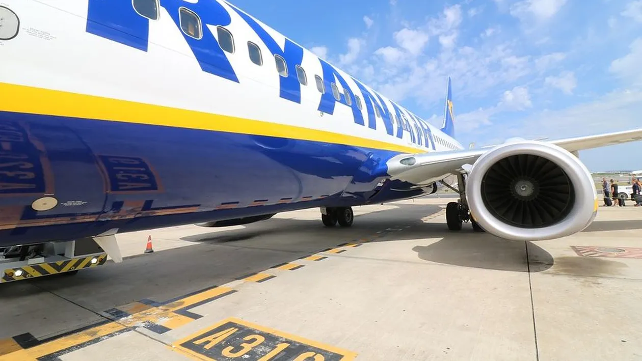 Un pasager român a vrut să deschidă ușa avionului, în timpul zborului! Panică la bordul avionului