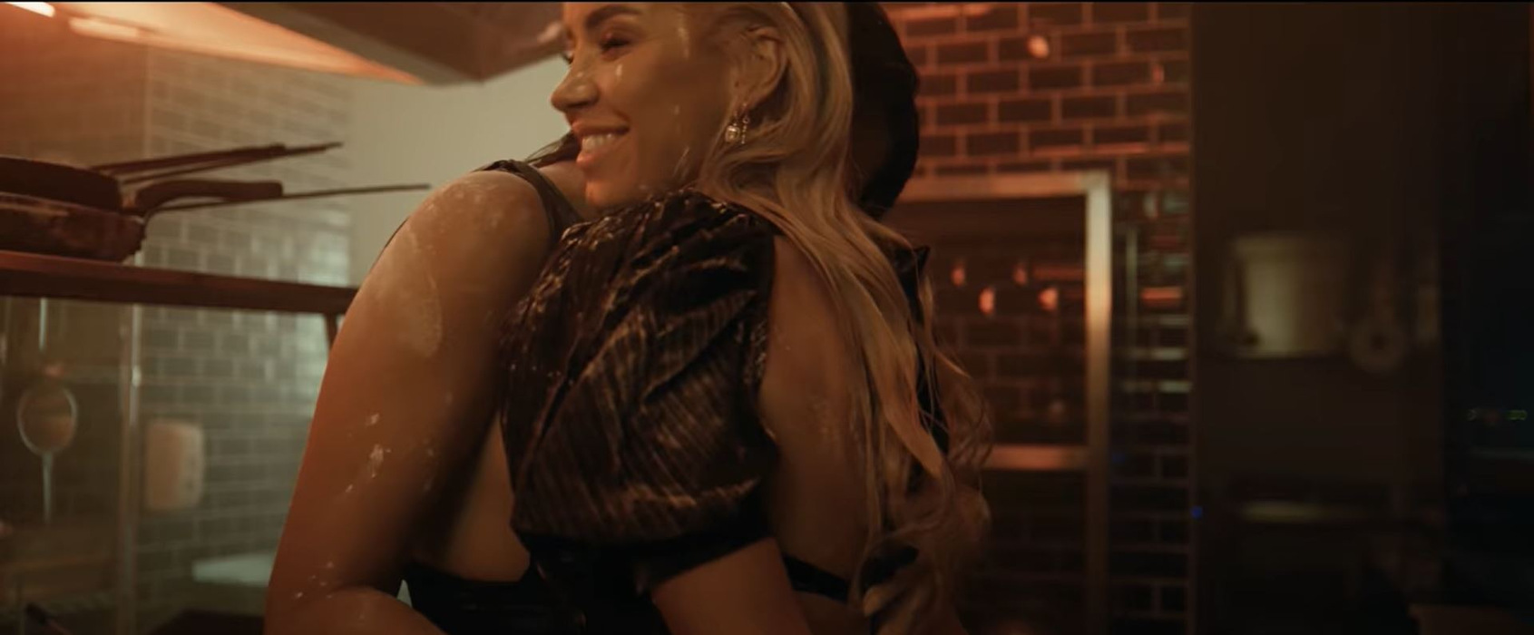 Antonia și Alina Ceușan, filmate în ipostaze ca-n filmele pentru adulți în cel mai nou clip al cântăreței! S-au atins pasional în zone intime și au flirtat una cu cealaltă | VIDEO