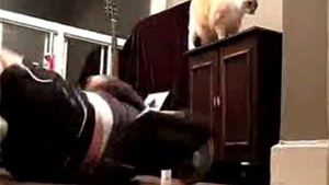 VIDEO A vrut sa slabeasca, dar si-a suparat pisoiul
