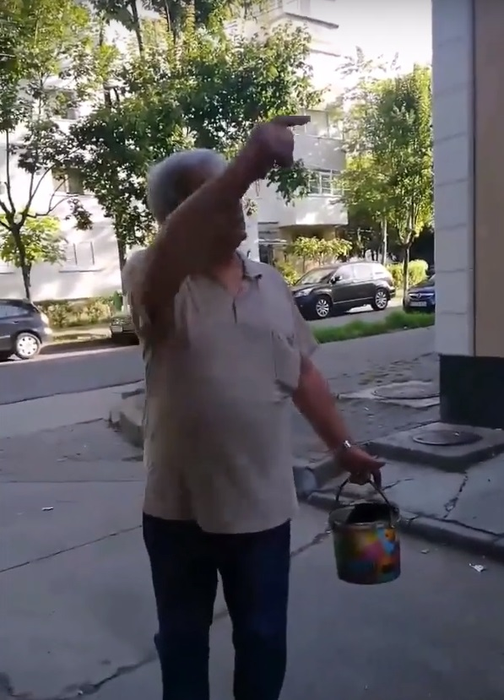 Așa ceva nu s-a mai văzut! Cum s-a răzbunat un pensionar din Bacău pe copiii gălăgioși din spatele blocului