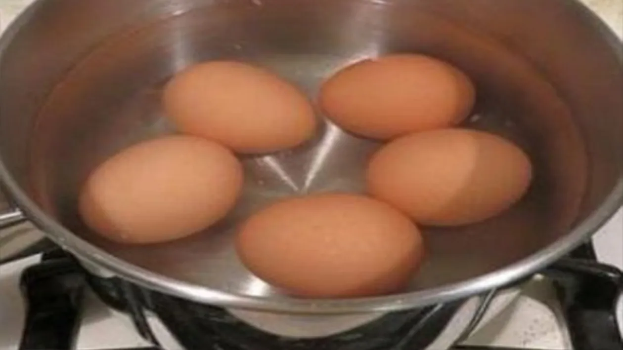 Nu mai arunca apa după ce ai fiert ouă! Vei rămâne surprins la ce e folositoare