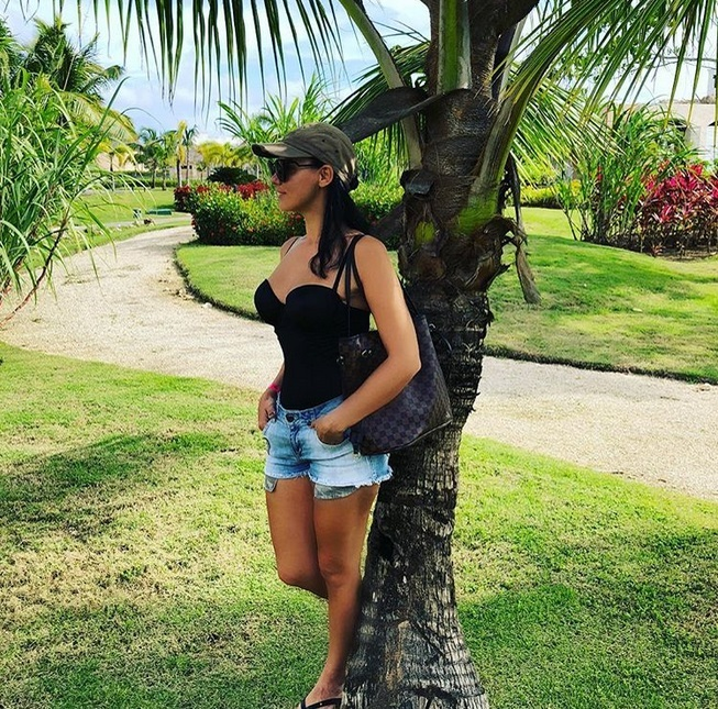 Poză rară cu Ştefan Bănică Jr. şi frumoasa lui soţie! Lavinia Pîrva este HOT în costumul de baie