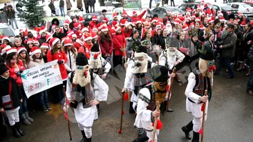 400 de Mosi Craciun si Craciunite au defilat pe strazile Sucevei
