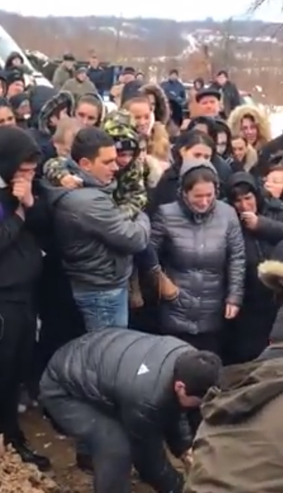 Imagini de la înmormântarea mamei din Timiș cu 18 copii! E cutremurător ce s-a întâmplat când au băgat-o pe Lidia în groapă. VIDEO