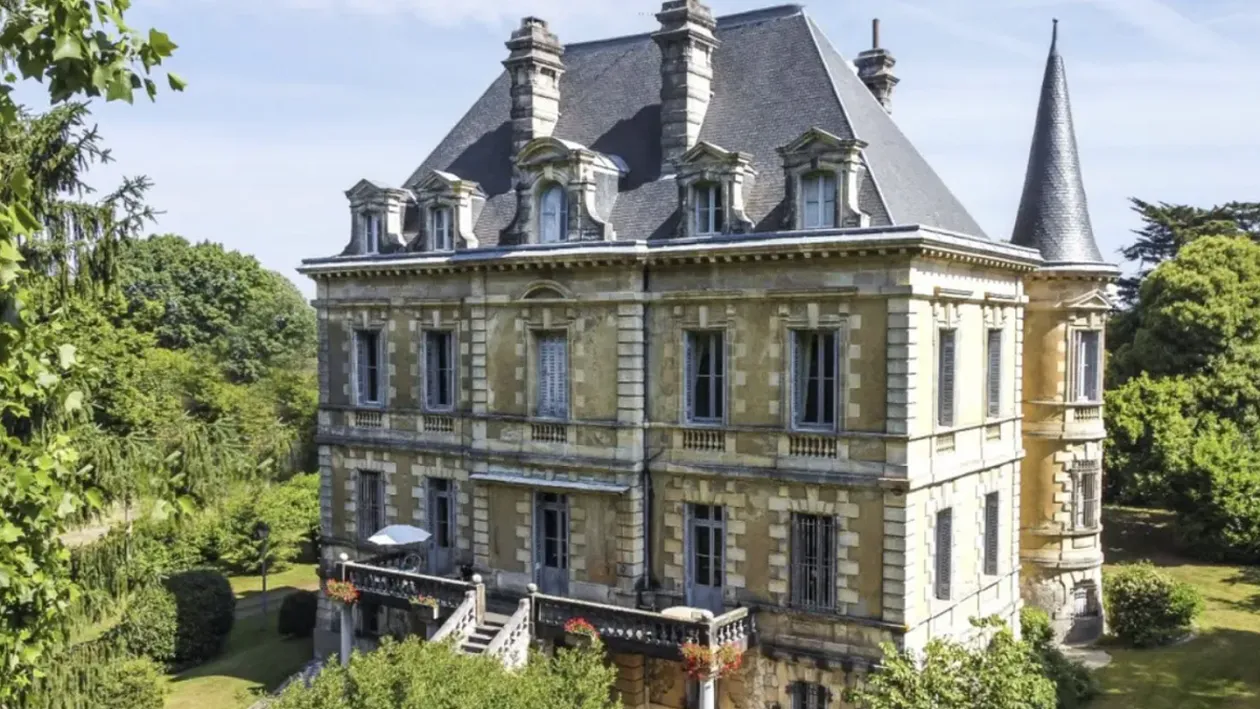 Nu e o glumă! Vila din Constanța care este de două ori mai scumpă decât un castel din Franța. Cum arată