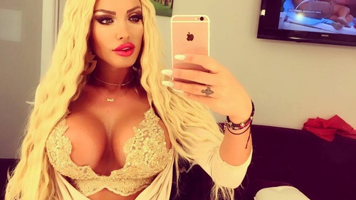 Dintre toate prezente la piscină, la ea a atras toate privirile! Ce costum de baie purta LOREDANA CHIVU