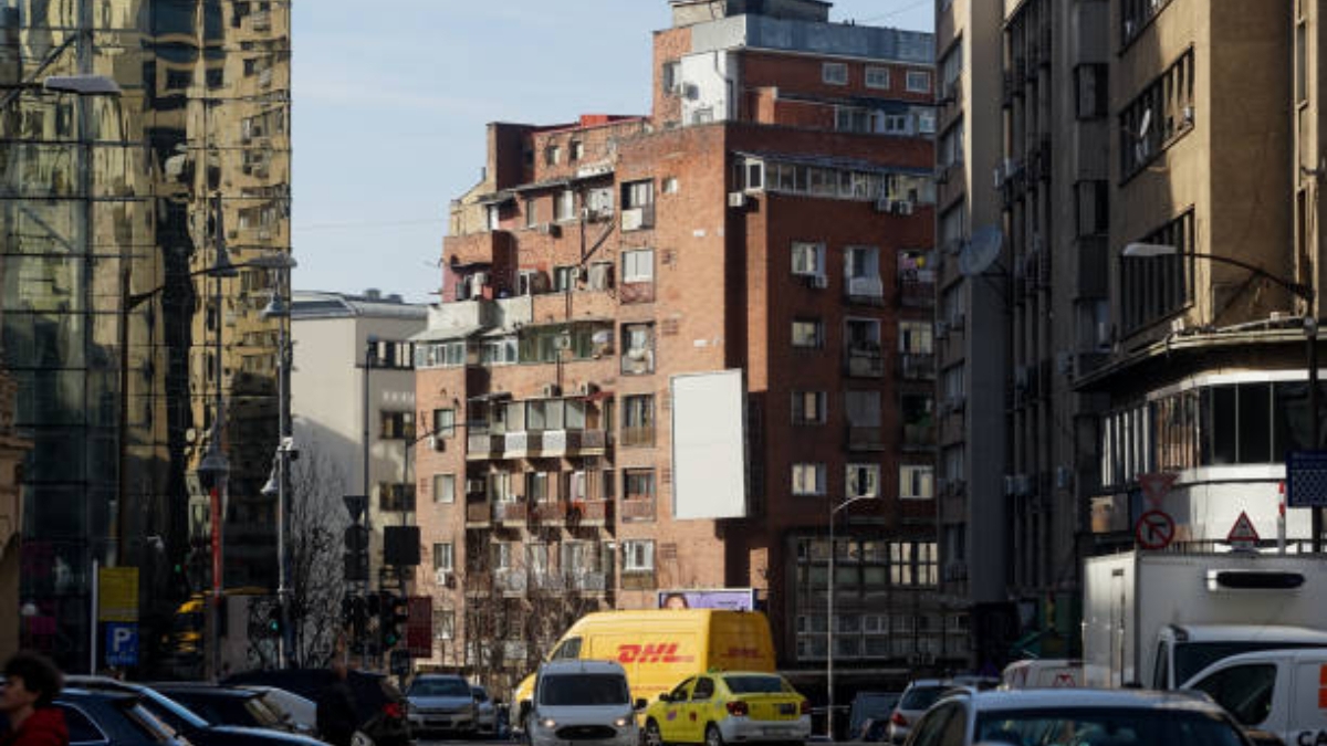 Garsoniera din Târgu Mureș care a creat un val de controverse. Patul e lângă bucătărie, iar dușul lângă birou: ”Unde e toaleta?!”