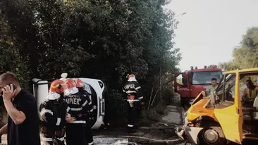 Accident violent în Giurgiu. 3 oameni au fost răniți, iar una dintre mașini s-a răsturnat în urma impactului devastator