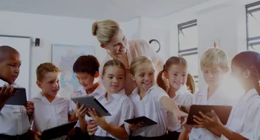 Profesorii, înlocuiți de inteligența artificială în școli! Cum se desfășoară cursurile la colegiile cu AI