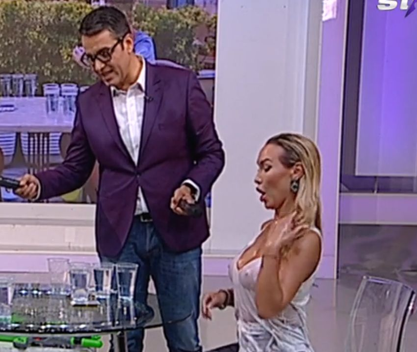 Raluca Podea s-a lăsat stropită cu apă din cap până în picioare! S-a văzut totul prin maioul alb
