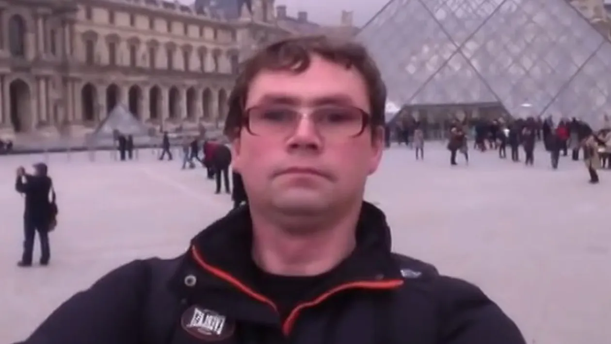 El este Doru de la Bacau! A vrut sa le arate rudelor de la Cluj cat de bine-i merge, dar a ajuns sa rada tot Internetul de el!