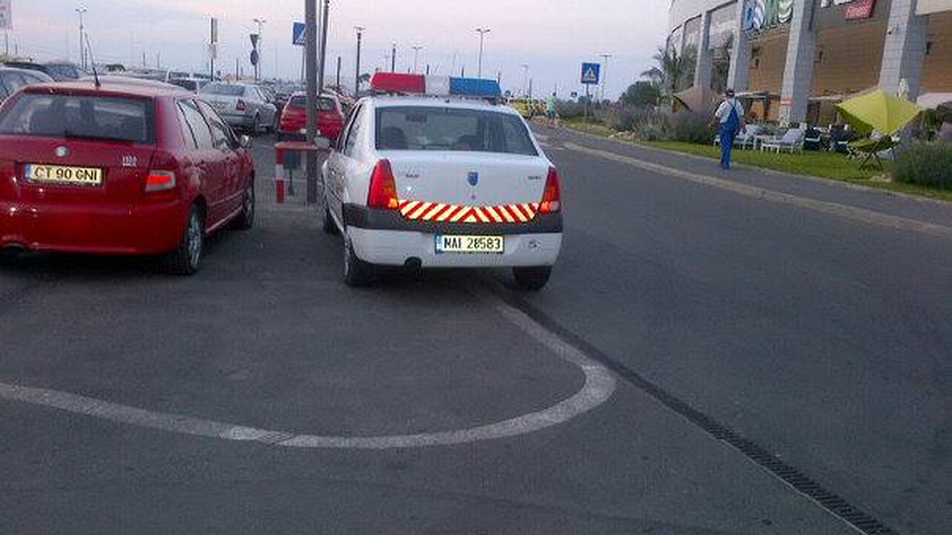 Sa parchezi cum zice legea, nu cum face politistul! Top 10 cele mai penibile ipostaze in care si-au lasat oamenii legii masinile