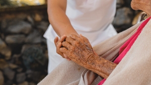 Două badante românce au moștenit o avere de 800.000 de euro. Cum au rămas fără bani în scurt timp
