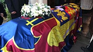 Trupul neînsufleţit al fostului monarh este depus la Palatul Regal din Bucureşti! România îşi plânge Regele! Imagini LIVE de la funeralii