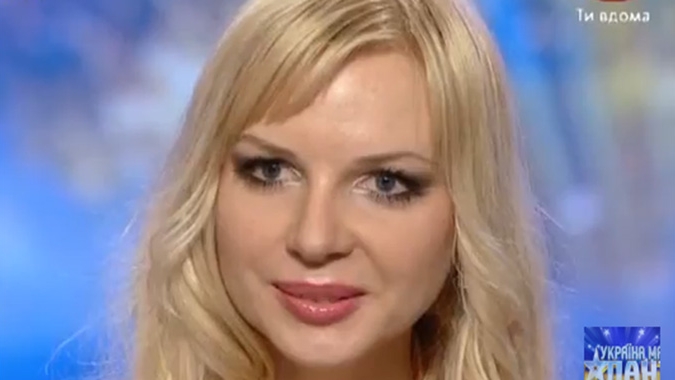 Cea mai sexy concurentă de la "Ucraina are talent" s-a făcut de râs pe scenă! Uite ce gafă de proporţii a făcut in faţa juriului
