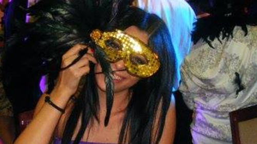 Rescunoasteti vedeta din fotografie? Indiciu: este una dintre cele mai sexy prezentatoare TV: "Cu masca sau fara masca?"