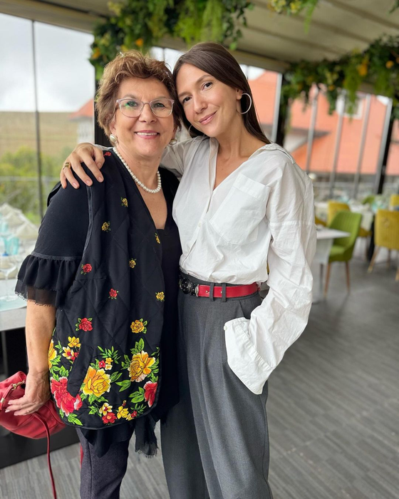 Mama Adelei Popescu a împlinit 70 de ani și a fost sărbătorită de familie. Cum a filmat-o vedeta: „Îți bați joc de noi?”