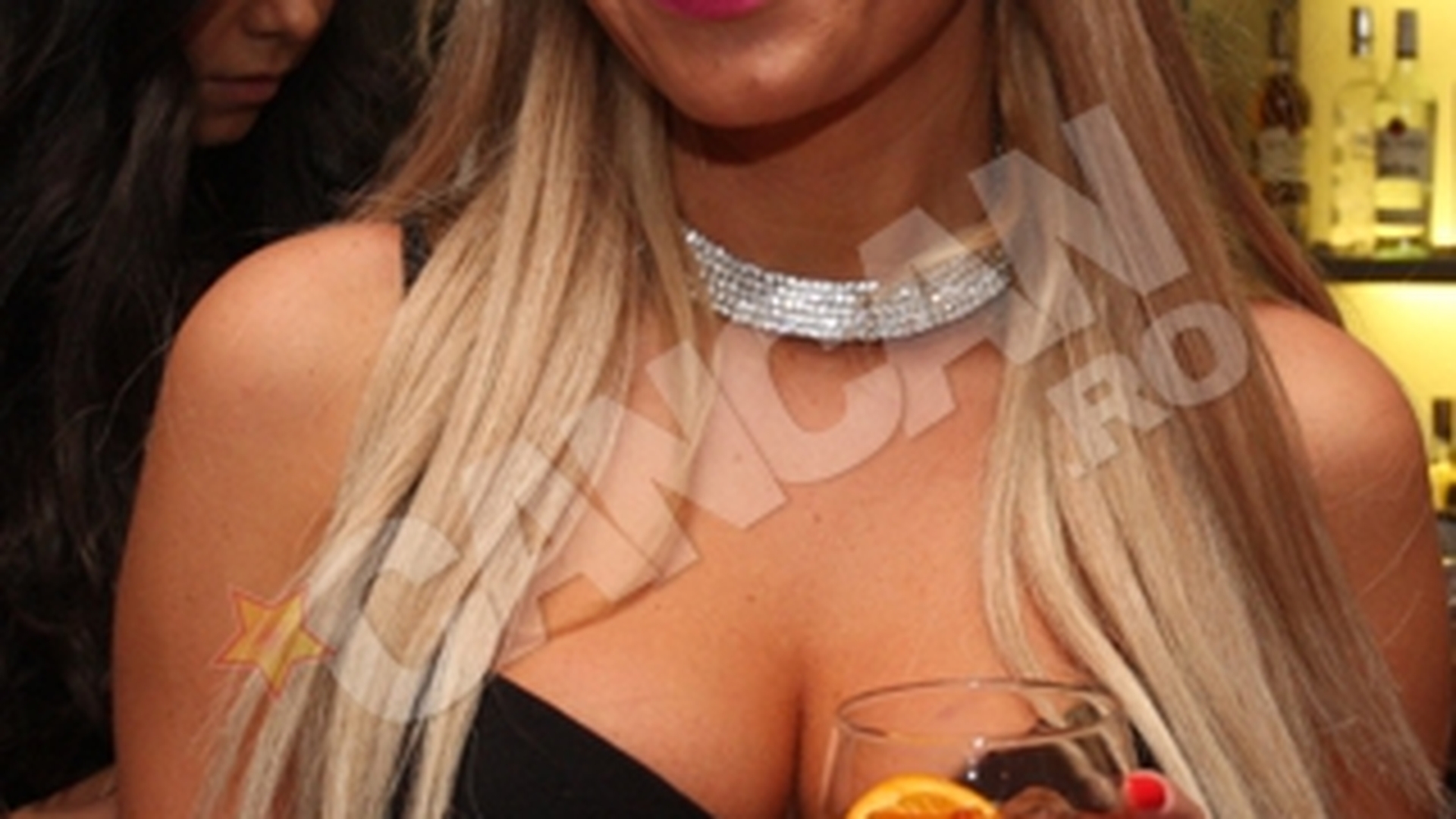 Simona Sensual si-a dus fostii iubiti cat mai aproape de altar