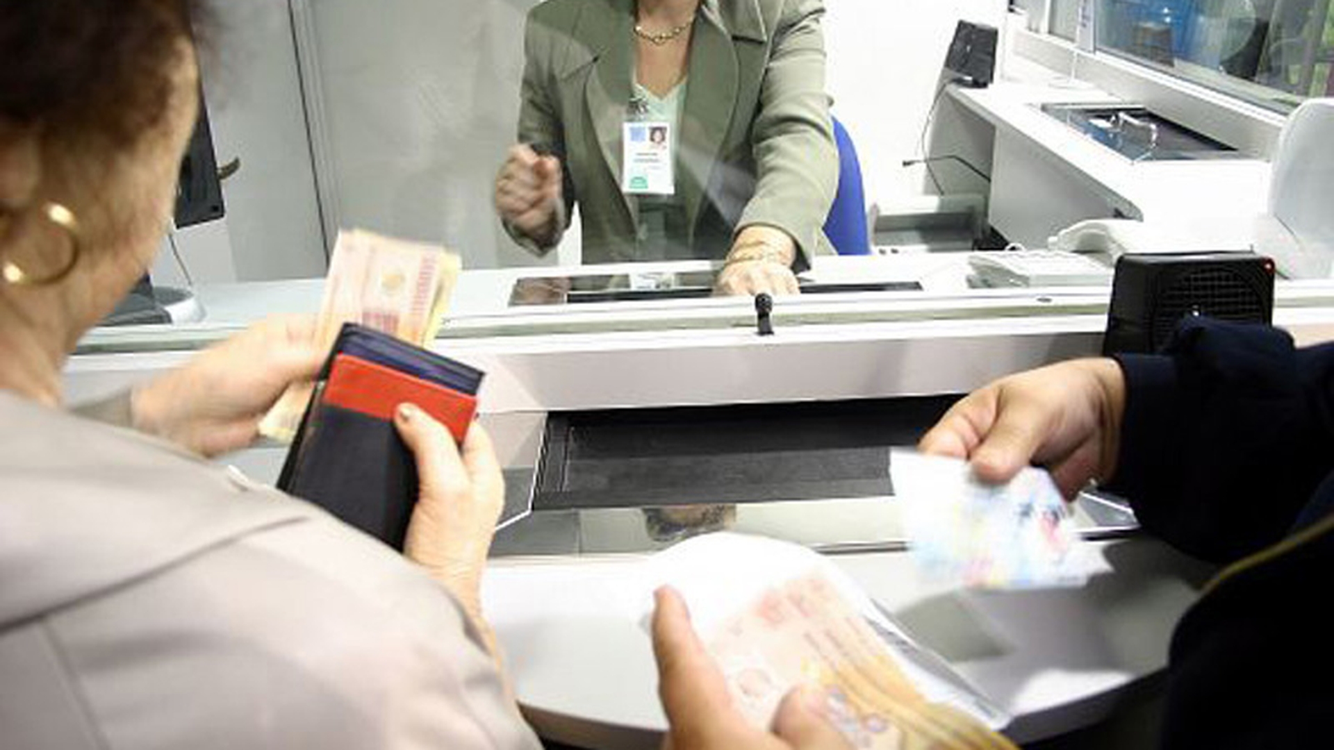 Veste uriașă pentru datornici: Banca nu mai poate bloca banii! Care este însă condiția
