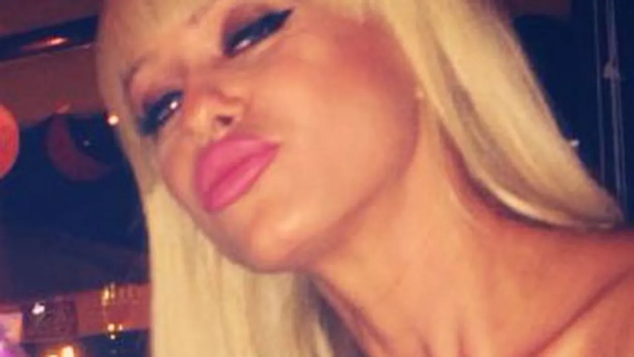 Visul bărbaţilor a devenit realitate! Anda Adam, provocatoare într-o bucătărie! Vezi cum s-a cocaţat cu fundul acolo unde găteşte