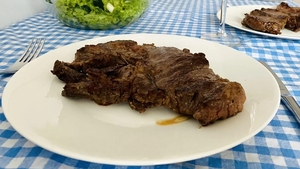 A cumpărat o bucată de carne de vită din supermarket și, ajuns acasă, a gătit-o pe grătar. După prima înghițitură, a simtit că ceva nu e în regulă. Ce s-a întâmplat, de fapt