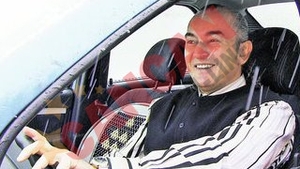 Petrece Revelionul "ca un lup singuratic"