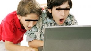 HALUCINANT! Un adolescent si-a violat verisorul de 9 ani: "Am vrut să experimentez ce am văzut pe internet"