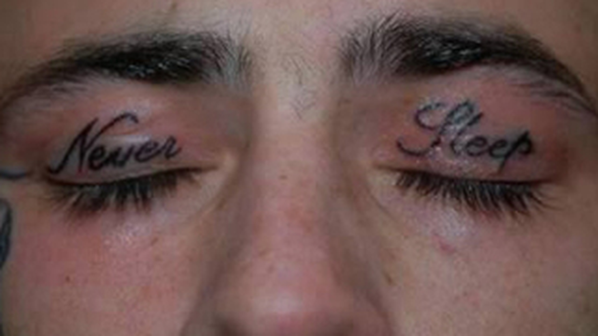 Noua moda a americanilor: tatuarea pe pleoape! Ochii care nu dorm niciodata!