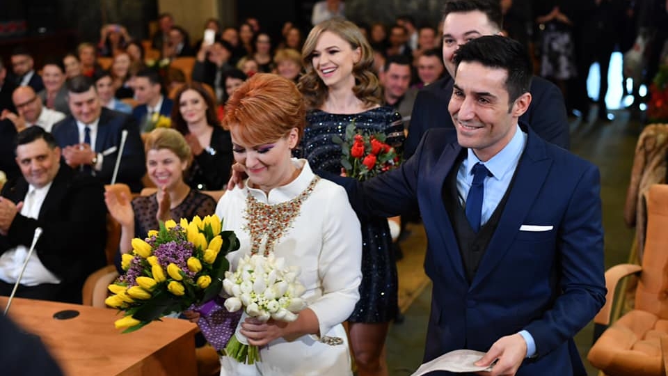 Primele imagini de la nunta Liei Olguța Vasilescu și a lui Claudiu Manda! Ce rochie a purtat mireasa în biserică