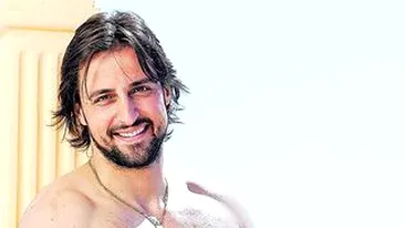 Denis Stefan si Radu Valcan si-au etalat pectoralii pe plajele din Grecia