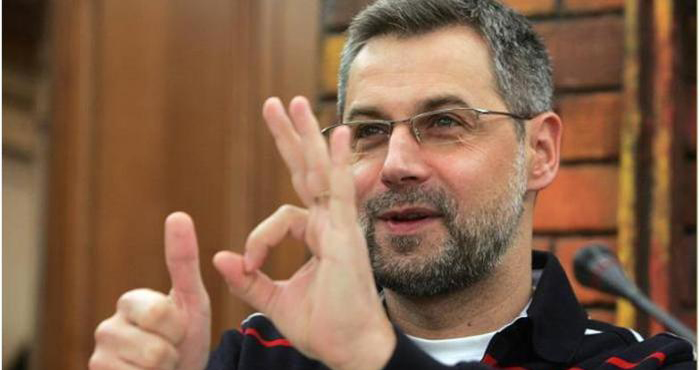 Radu Moraru se descurcă cum poate ca să producă bani pentru finanţarea televiziunii sale