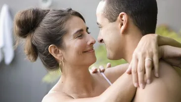 La 16 ani, are o relatie cu o femeie de 51 de ani! Ce vrea sa faca tanarul cu ea i-a SCANDALIZAT pe parinti!