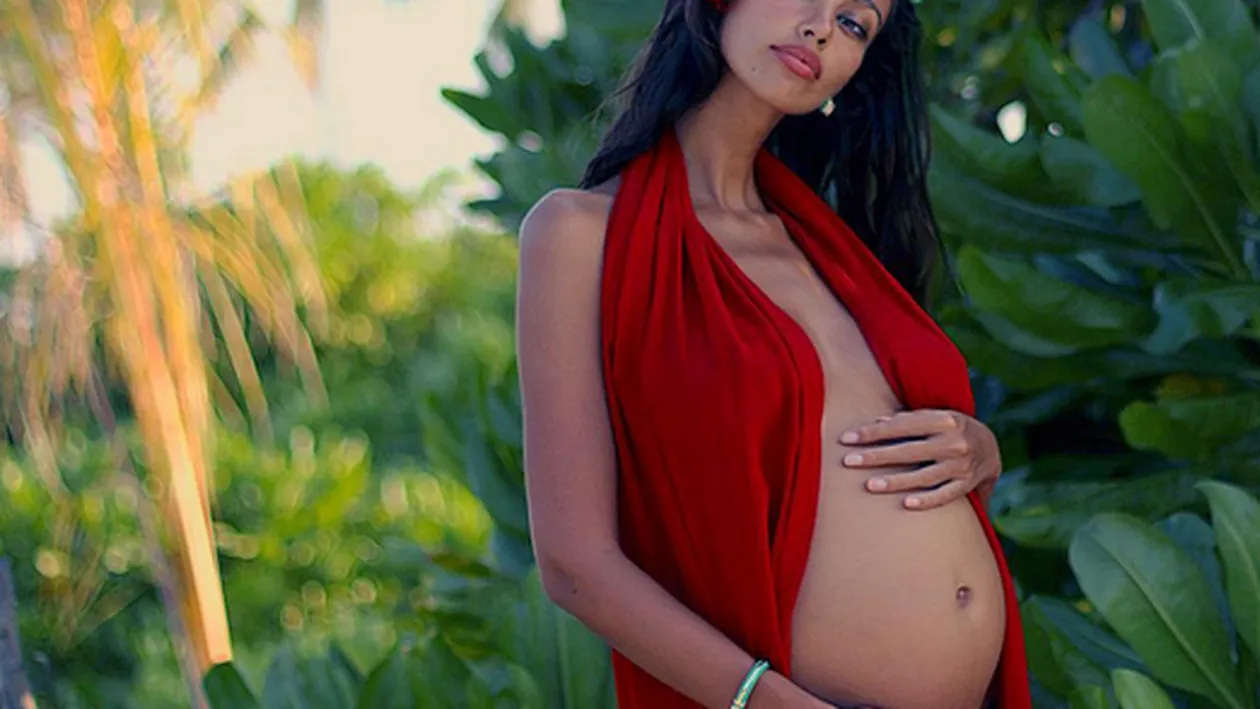 MĂDĂLINA GHENEA mai are puţin şi va naşte, dar nu renunţă la ţinutele sexy! Vedeta a pozat extrem de provocator