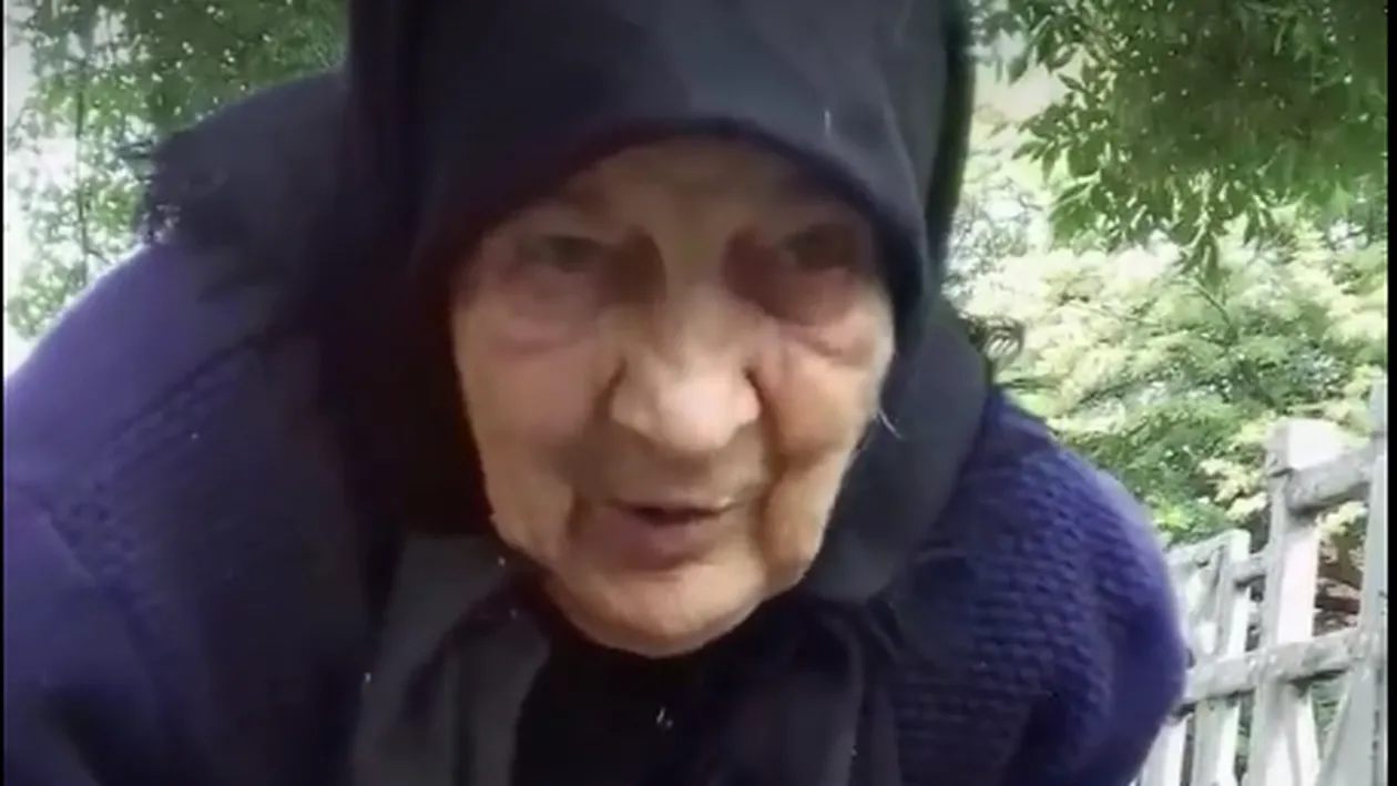 VIDEO EMOŢIONANT! O bătrânică vine de la 10 km la oraş pentru a vinde un kilogram de brânză