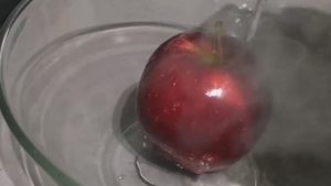 A turnat apă clocotită peste merele din supermarket. Ce a descoperit este şocant!