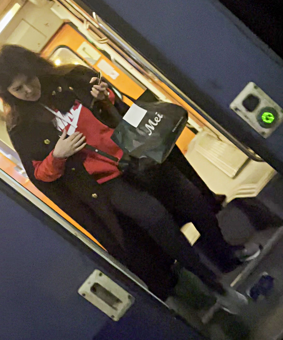 Monica Bârlădeanu a ridicat un colet de la ”nașul” de tren, în Gara de Nord (Foto: CANCAN.RO)