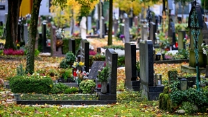 O femeie bogată a furat florile și jucăriile dintr-un cimitir, timp de 7 luni. După o înscenare ca în filme, polițiștii au aflat de ce o făcea
