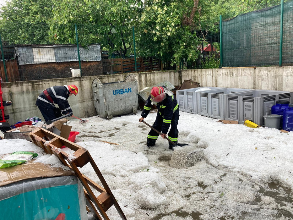 Pompierii au intervenit pentru a degaja gheața