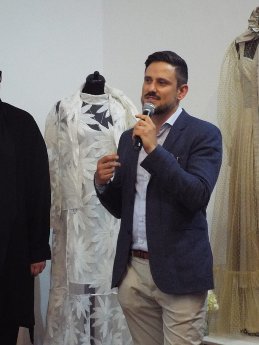 Alexander Peyre Dutrey își promovează țară, folosind teme de actualitate românească