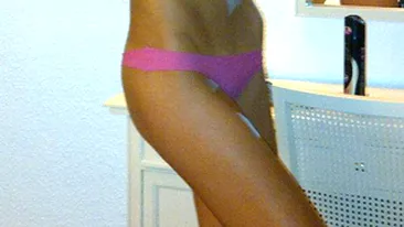 Ce-ti mai place sa te pozezi! Bianca in chiloti tanga roz si cu un abdomen plat in fata iubitului?! Arata bine?