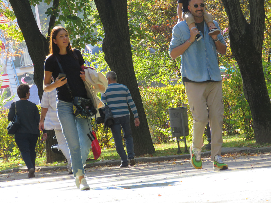 Andreea Mitu, iubitul francez și băiețelul lor, Adam, la o plimbare prin parc