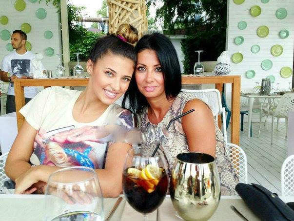 Denise Iacobescu îşi alege ţinutele cu ajutorul nepoţilor, Maya şi Dominic.