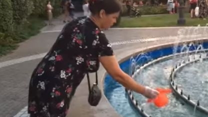 O femeie din Iași, surprinsă cum spală olița copilului în fântâna unui parc! Cum a reacționat când a fost luată la rost de ceilalți oameni
